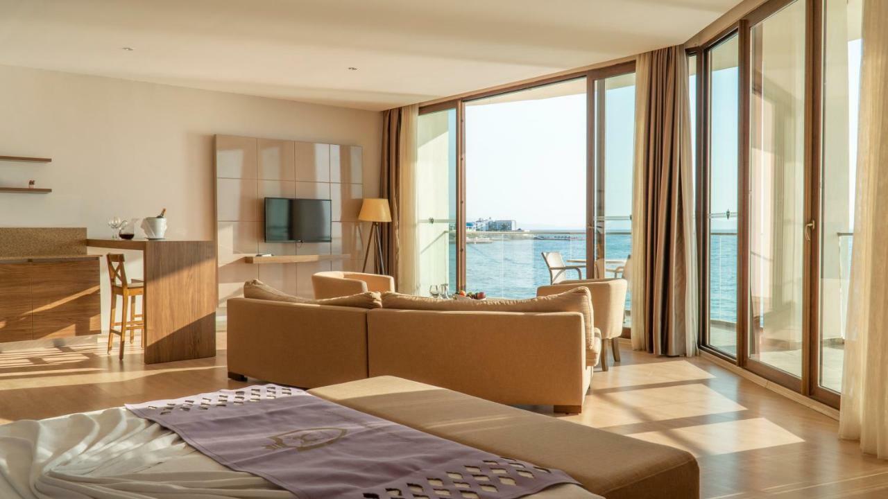 קוסדסי Ladies Beach Suite Hotel (Adults Only) מראה חיצוני תמונה